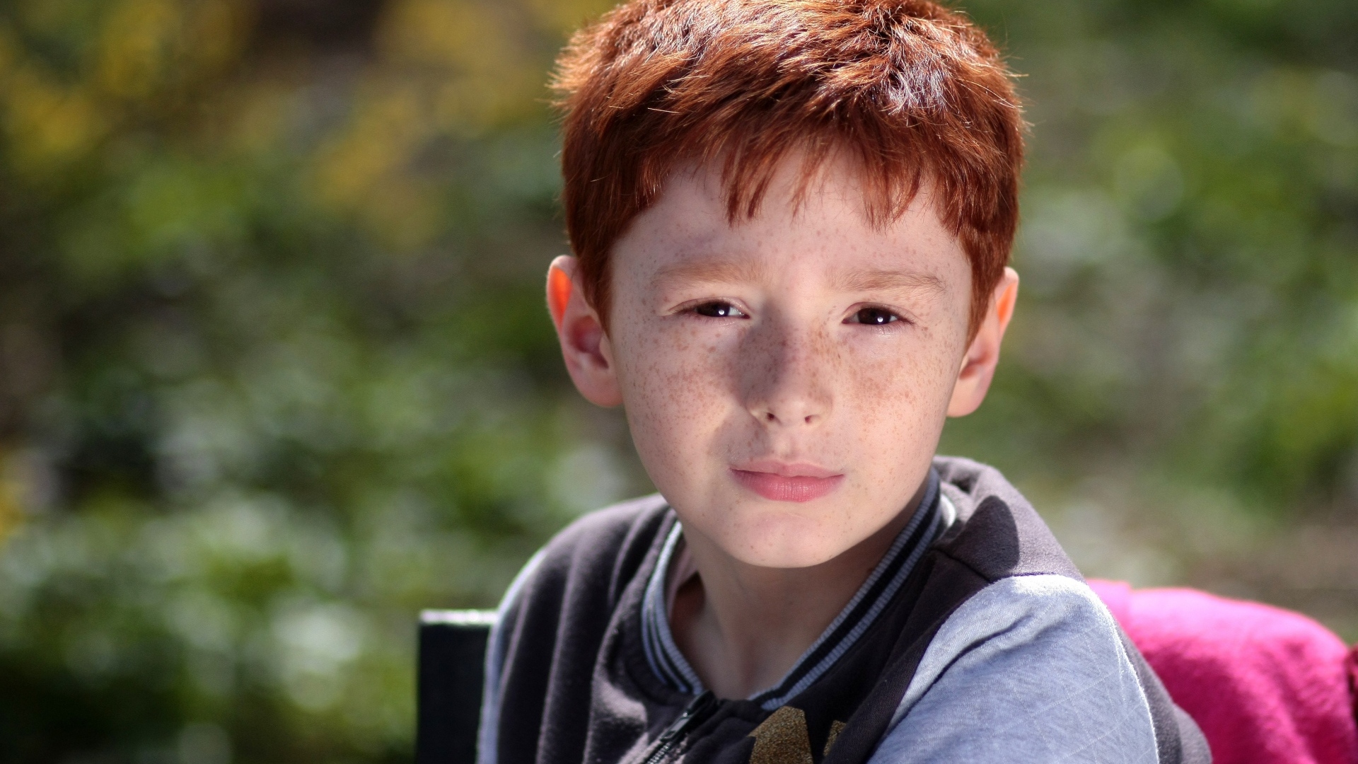 Маленький рыжеволосый мальчик с веснушками на лице