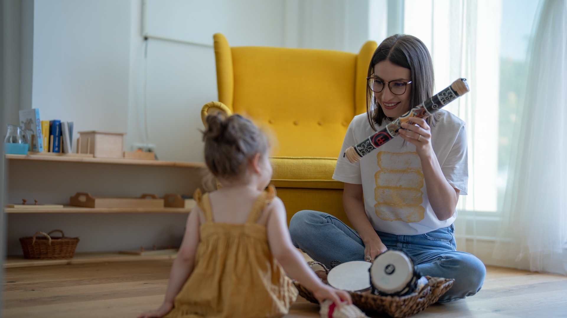 Мама играет с маленькой дочерью