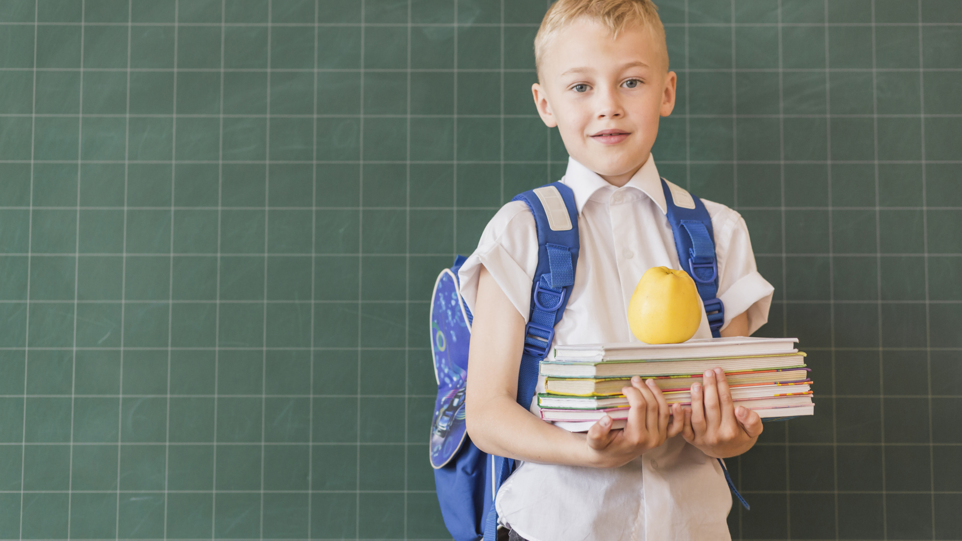 Мальчик школьник с книгами у доски
