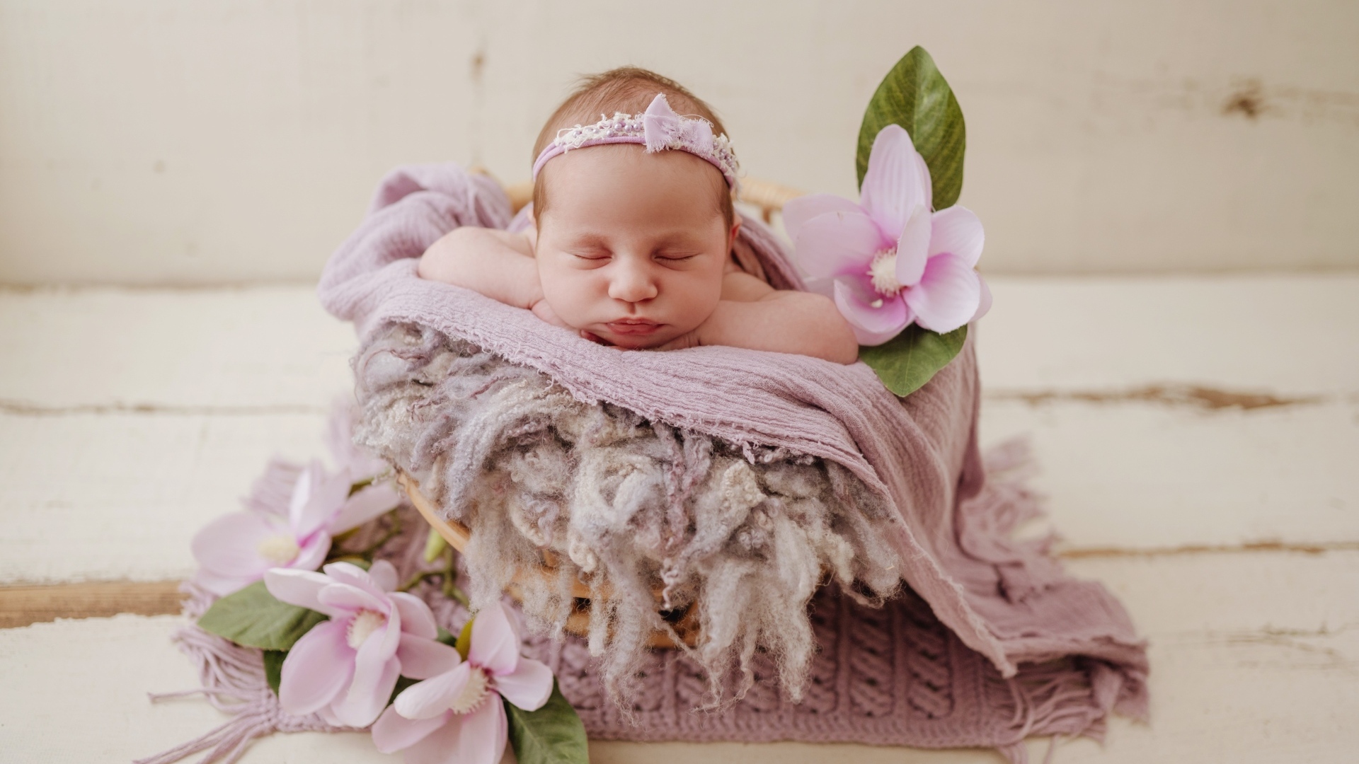 Спящая новорожденная малышка с цветами