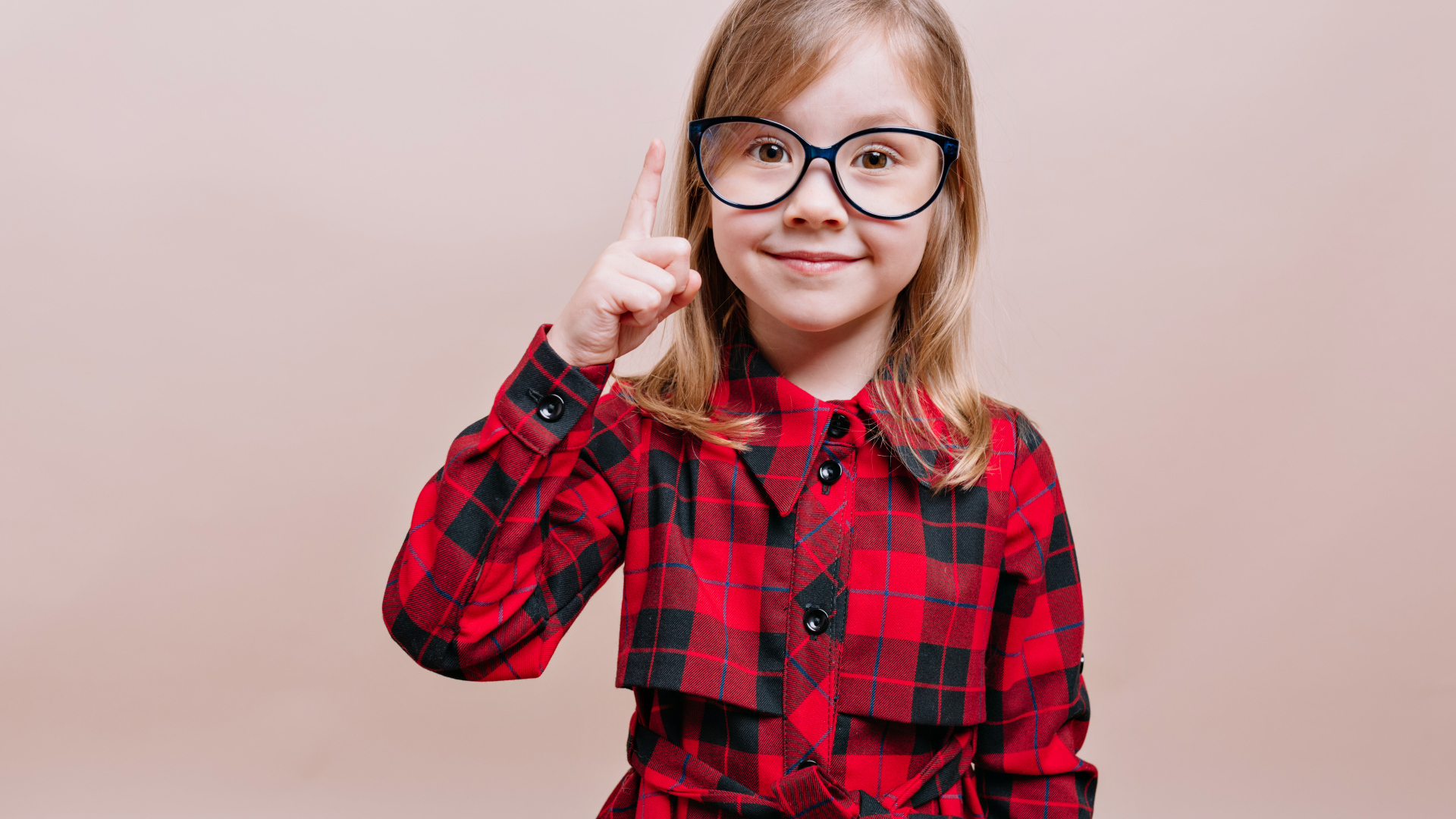 Умная маленькая девочка в платье в очках