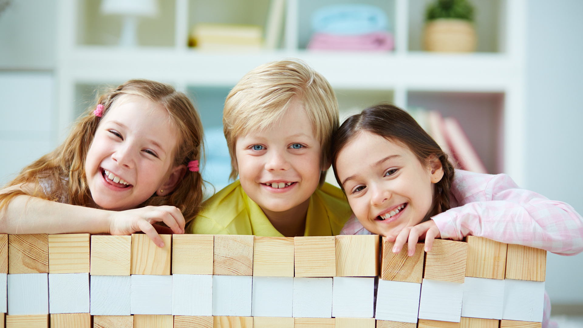 Улыбающиеся дети с кубиками