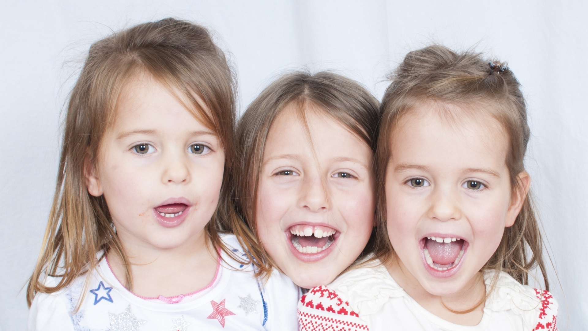 Три веселые улыбающиеся девочки