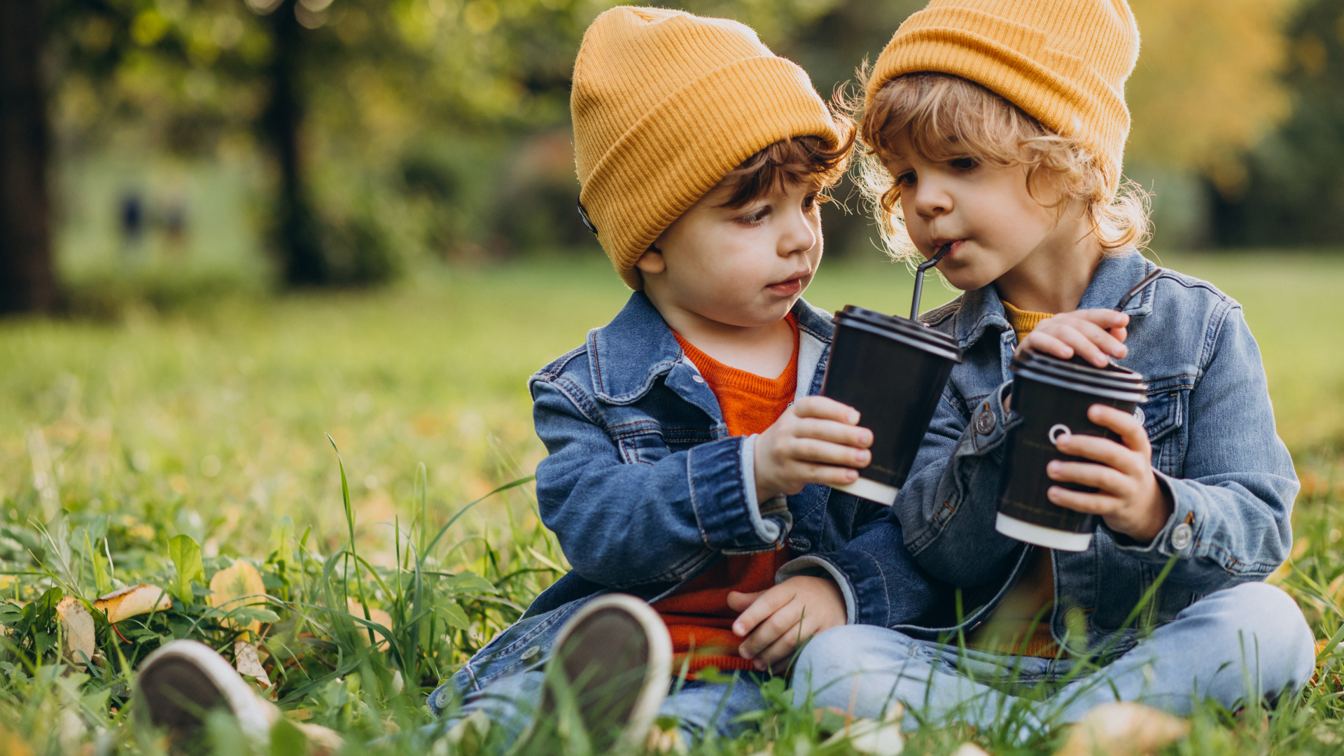 Два маленьких  брата сидят на траве