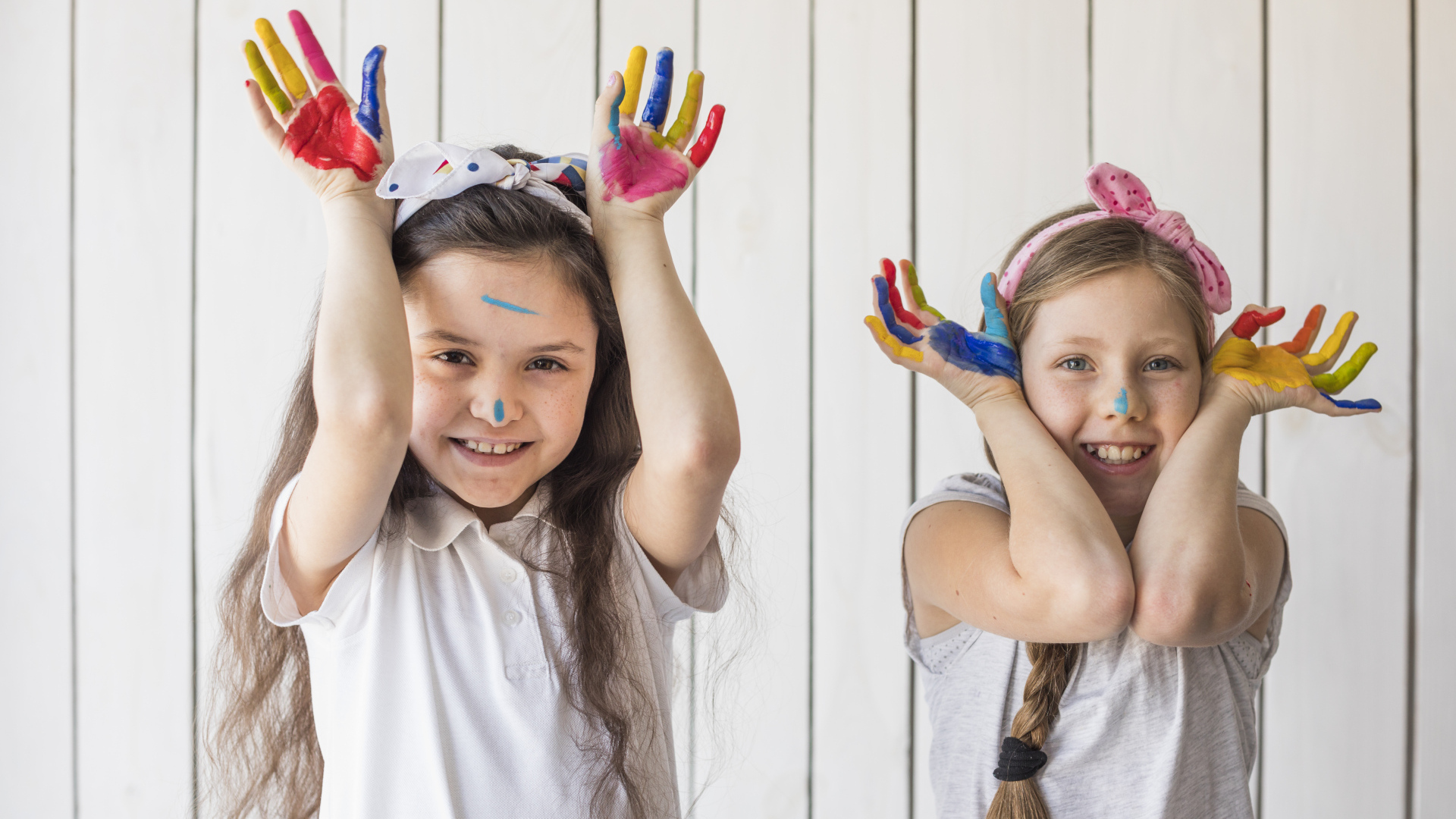 Две маленькие девочки в краске