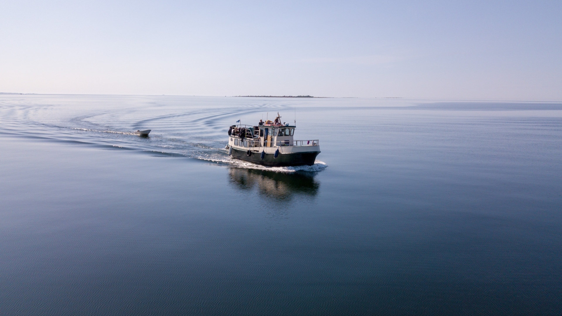 Рыбацкое судно плывет по морю