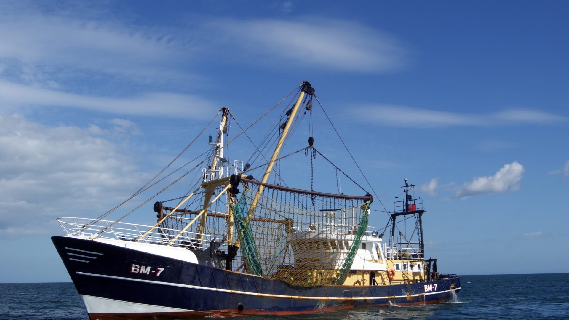 Рыболовный траулер в море