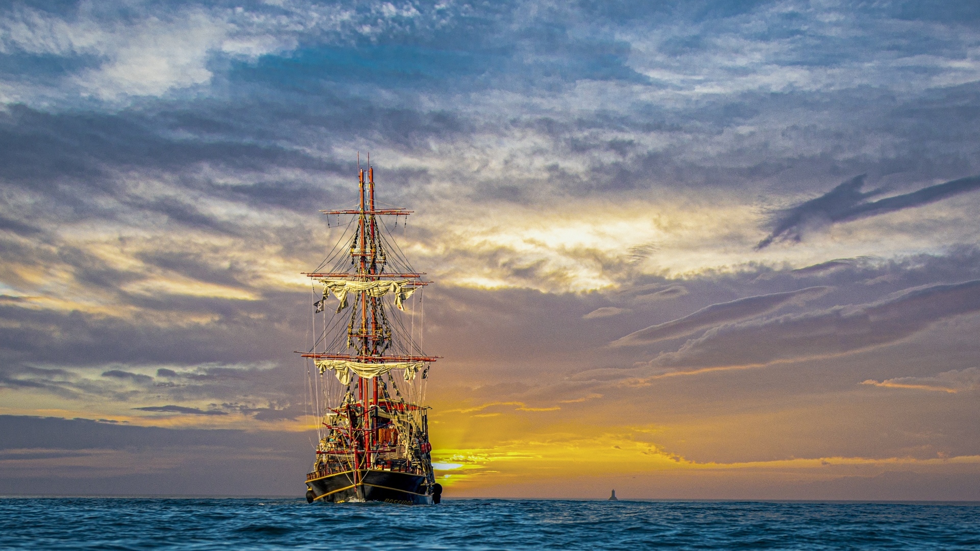 Большой пиратский корабль в море 