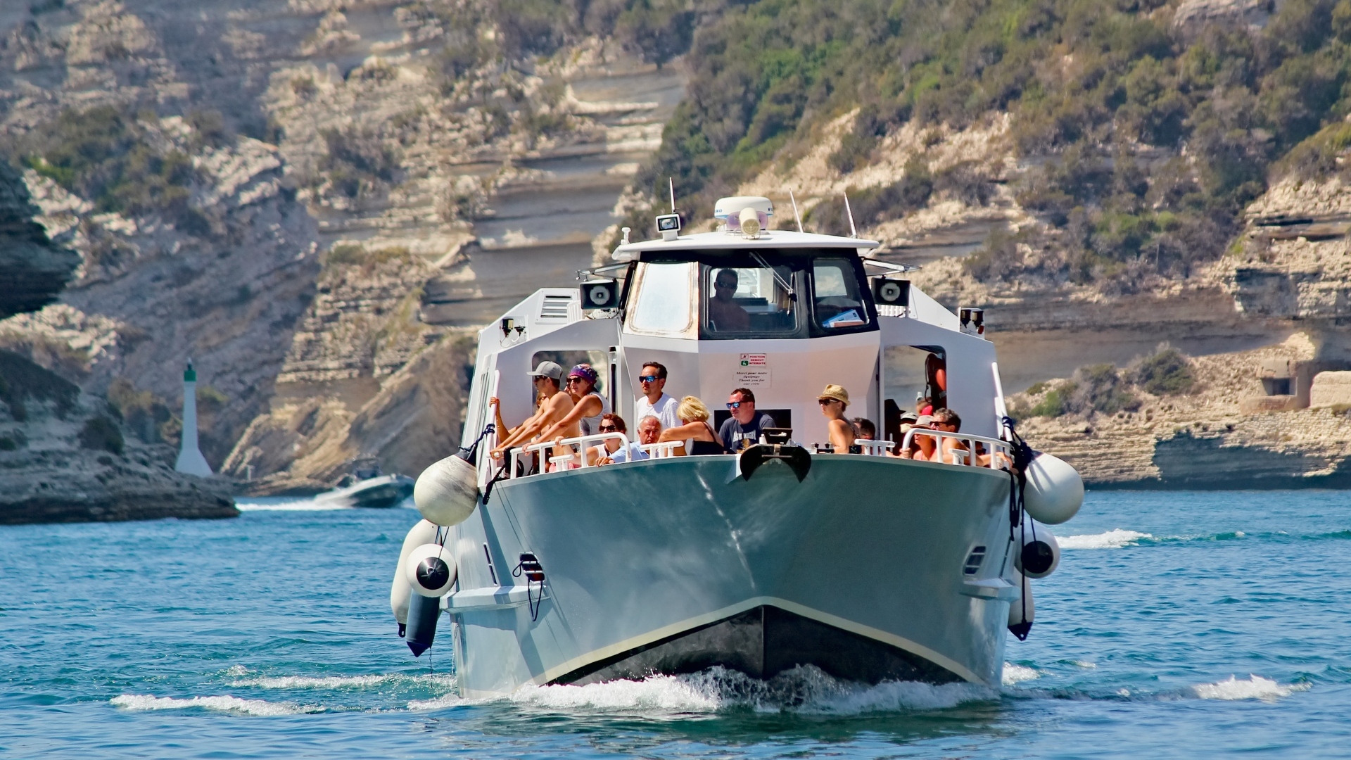 Пассажирское прогулочное судно в море