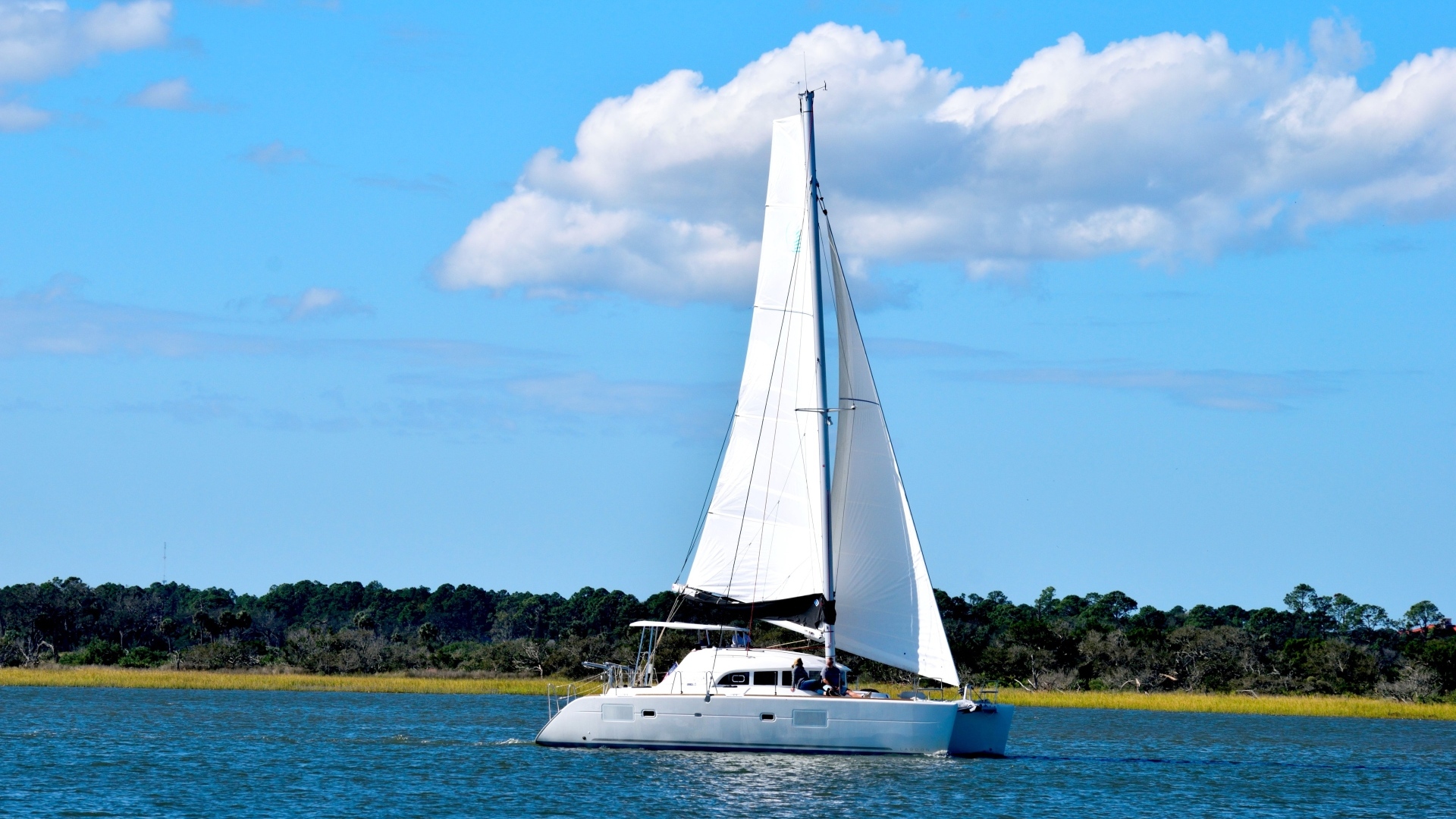 Парусная яхта в море на фоне красивого неба