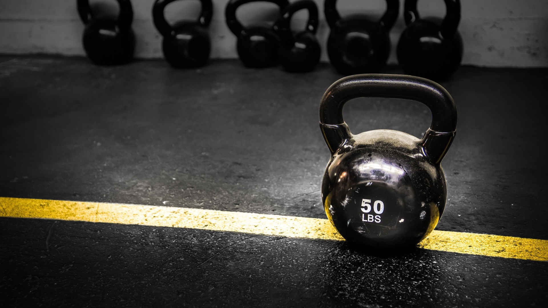 Большая тяжелая гиря в спортзале