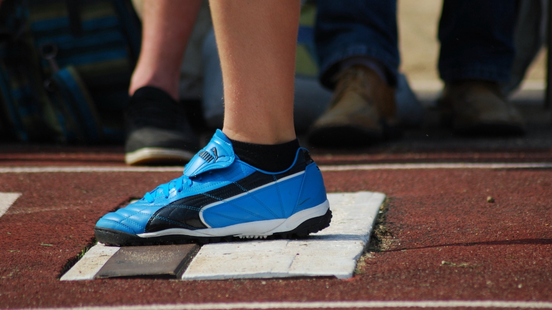 Голубые кеды на ноге спортсмена
