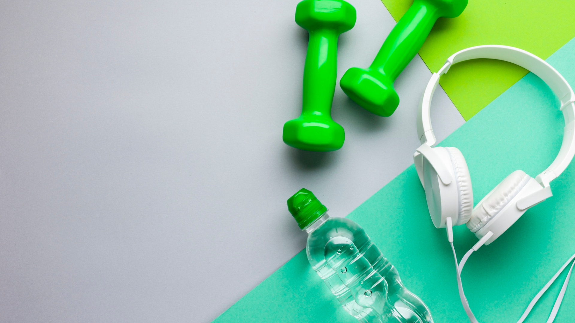 Гантели, бутылка воды и наушники