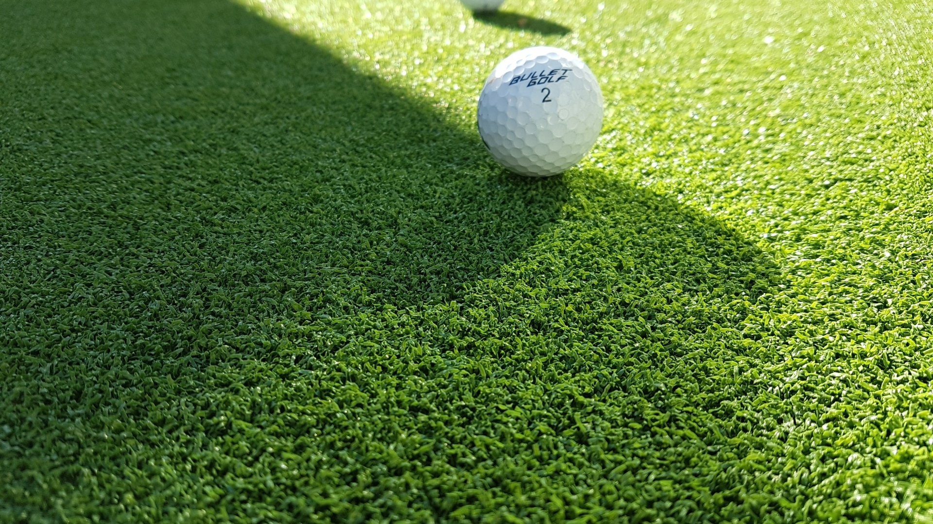 Мячи для гольфа на зеленой траве