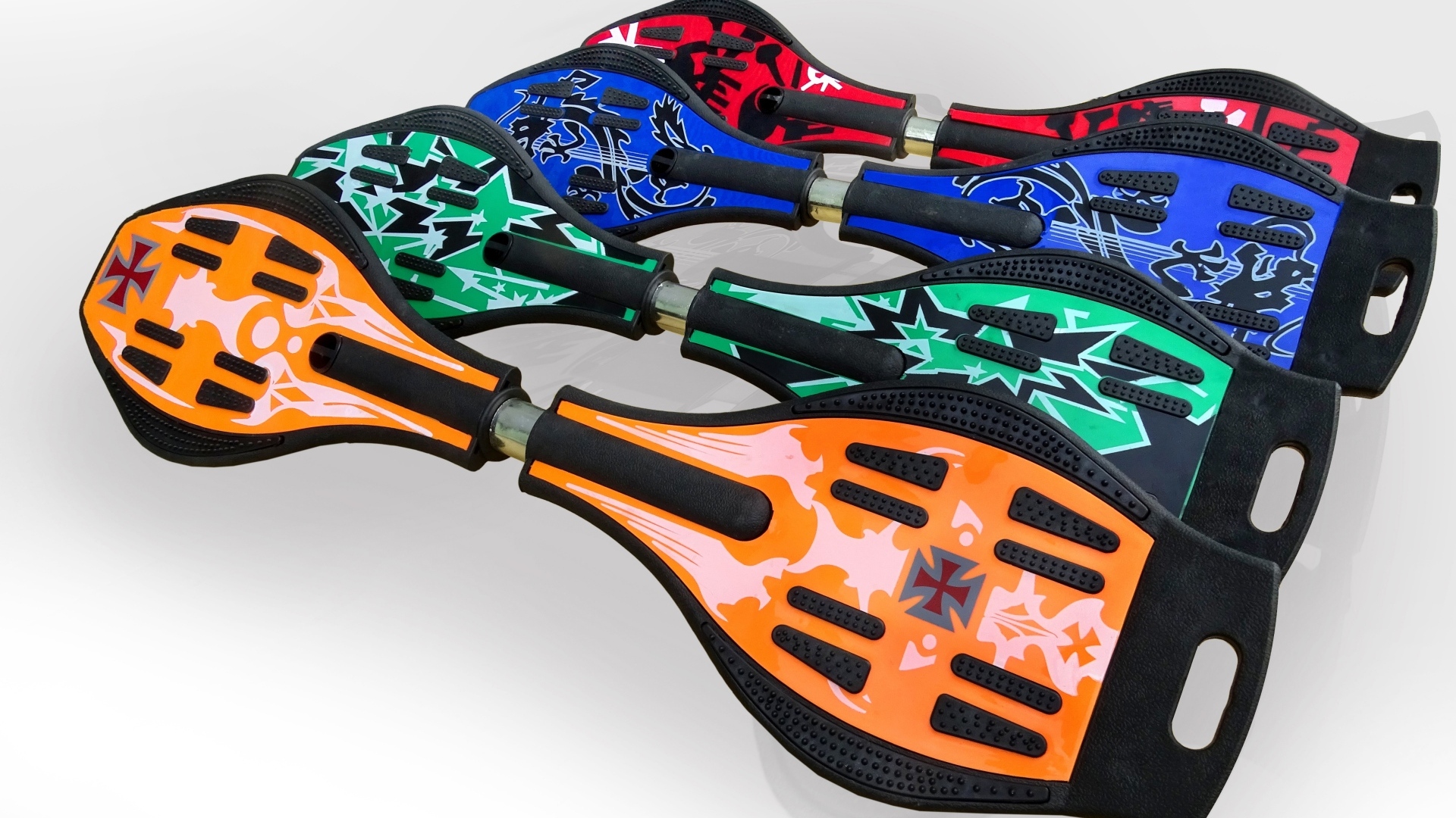 Разноцветные скейтборды на сером фоне