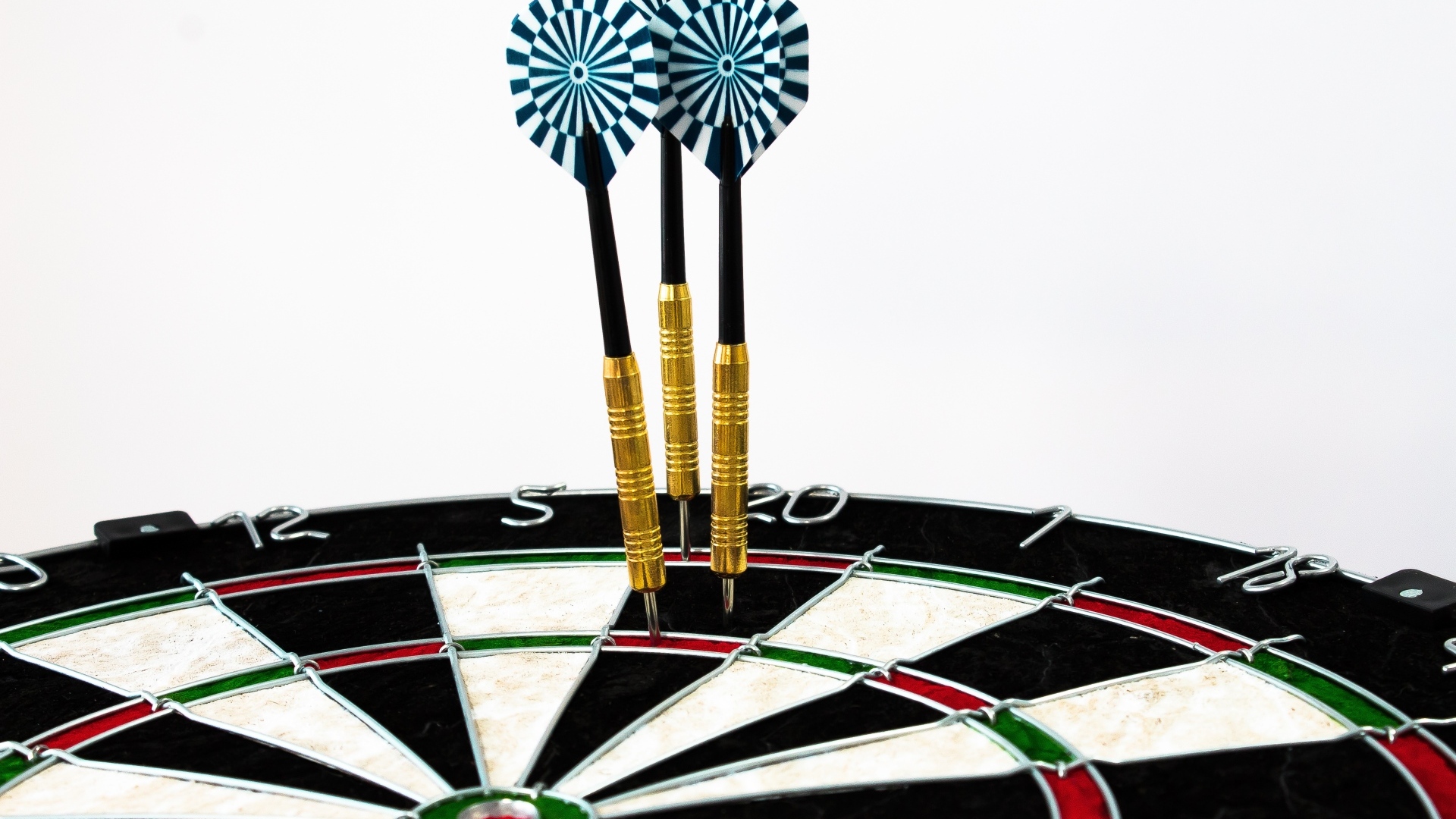 Мишень и дротики для игры в дартс