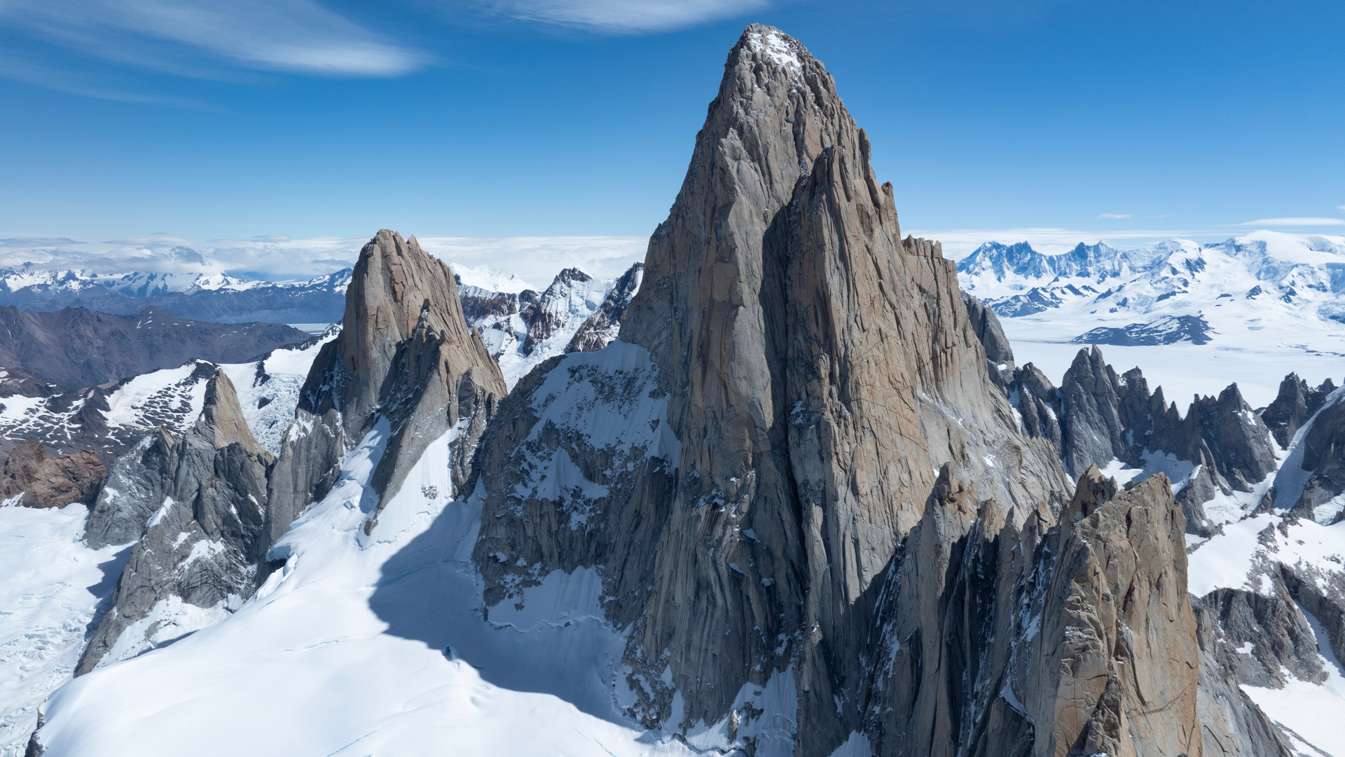 Горная вершина Фицрой под голубым небом, Аргентина