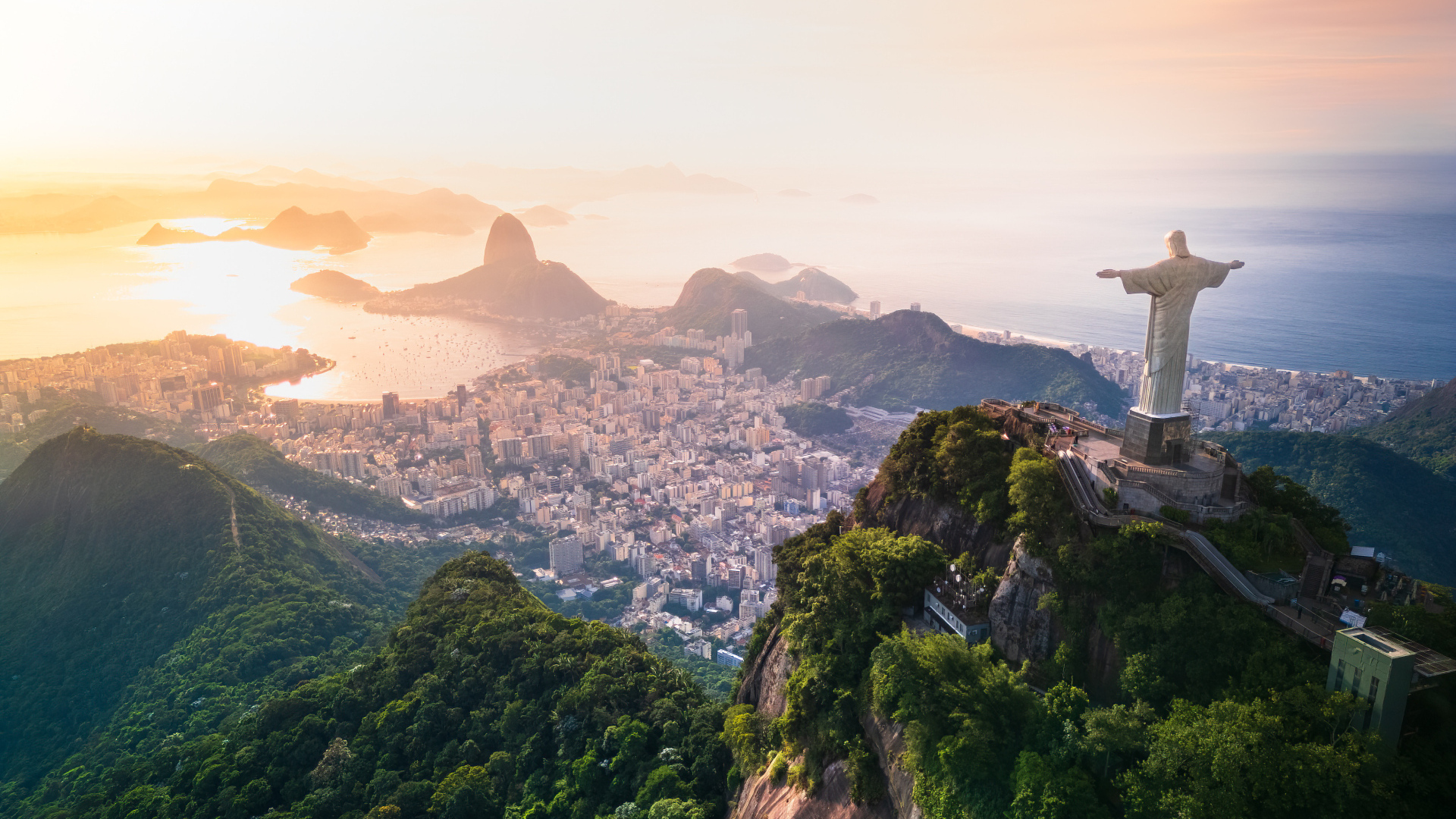 Памятник на вершине скалы Рио-Де-Жанейро, Бразилия