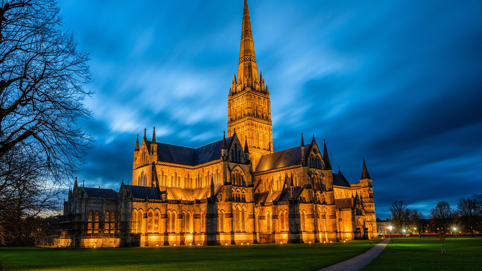Красивый Солсберийский собор ночью, Англия