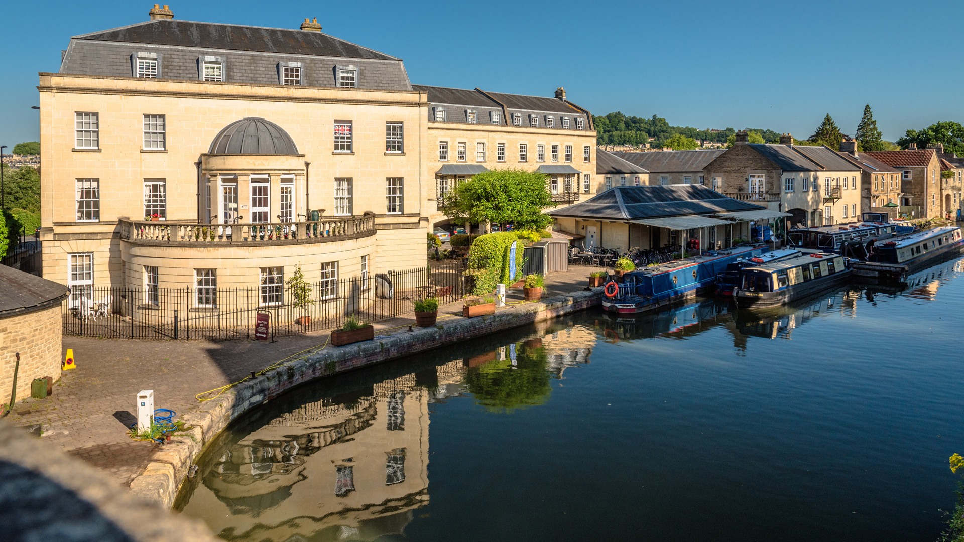 Дома у водного канала города Бат, Англия