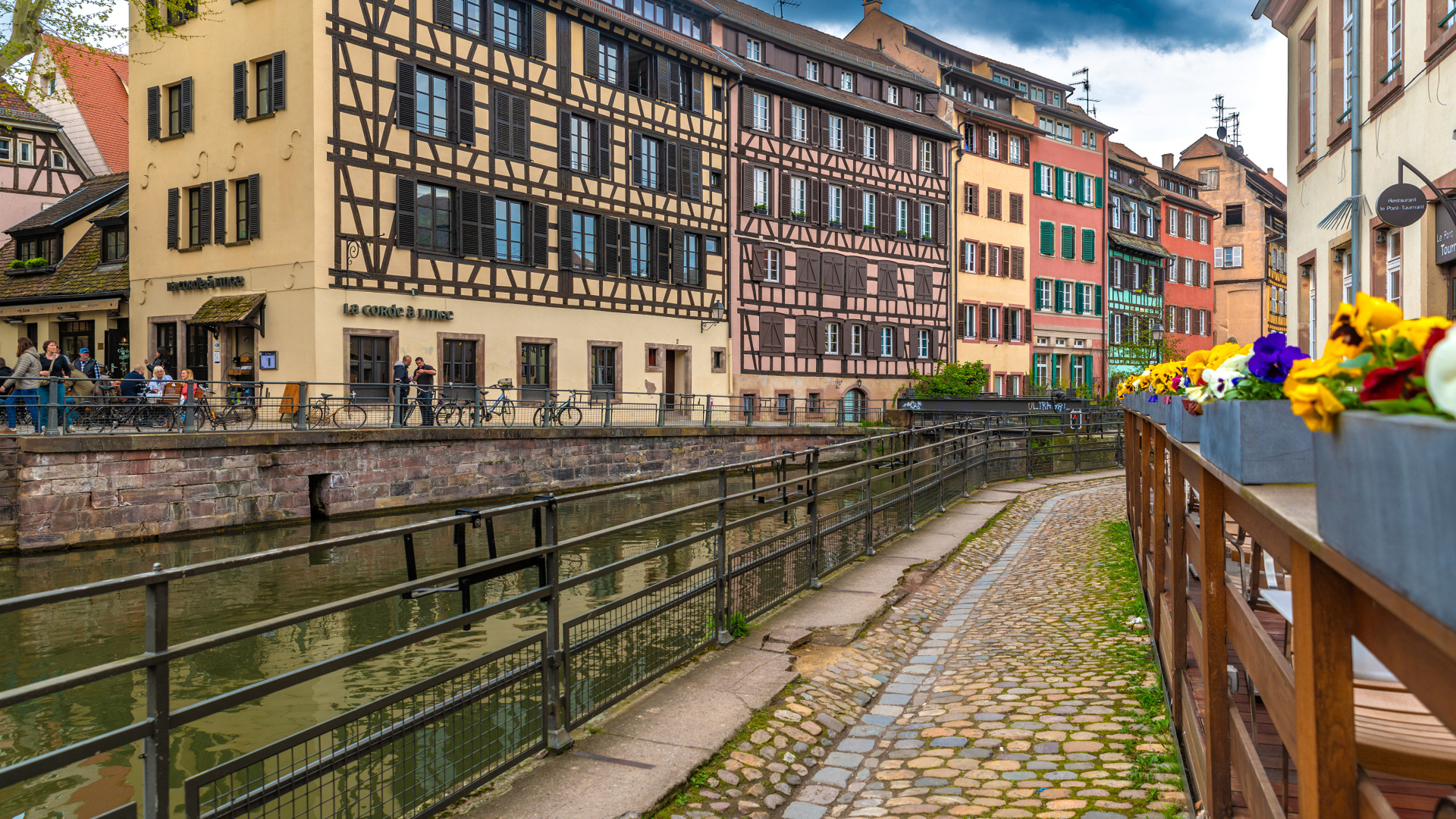 Красивые дома у водного канала, Страсбург. Франция