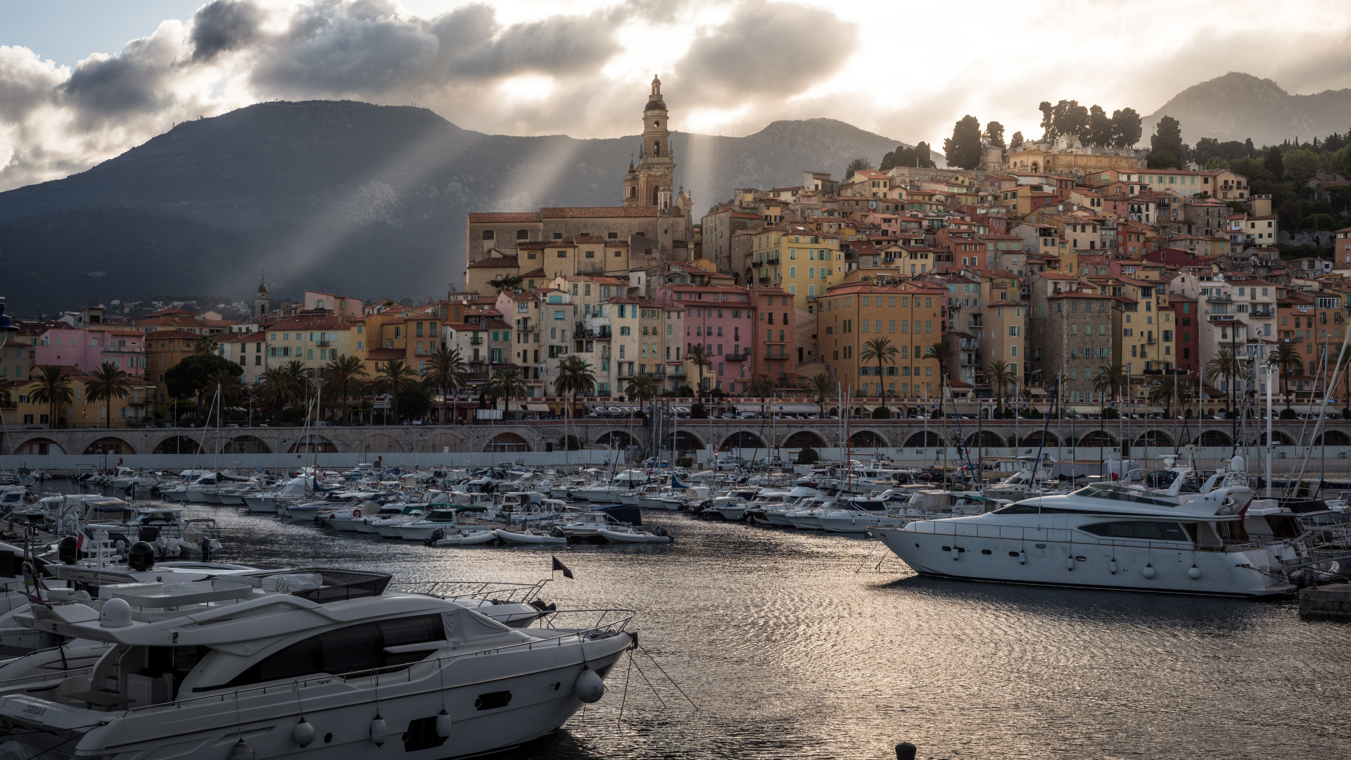 Лодки у причала на фоне города, Франция