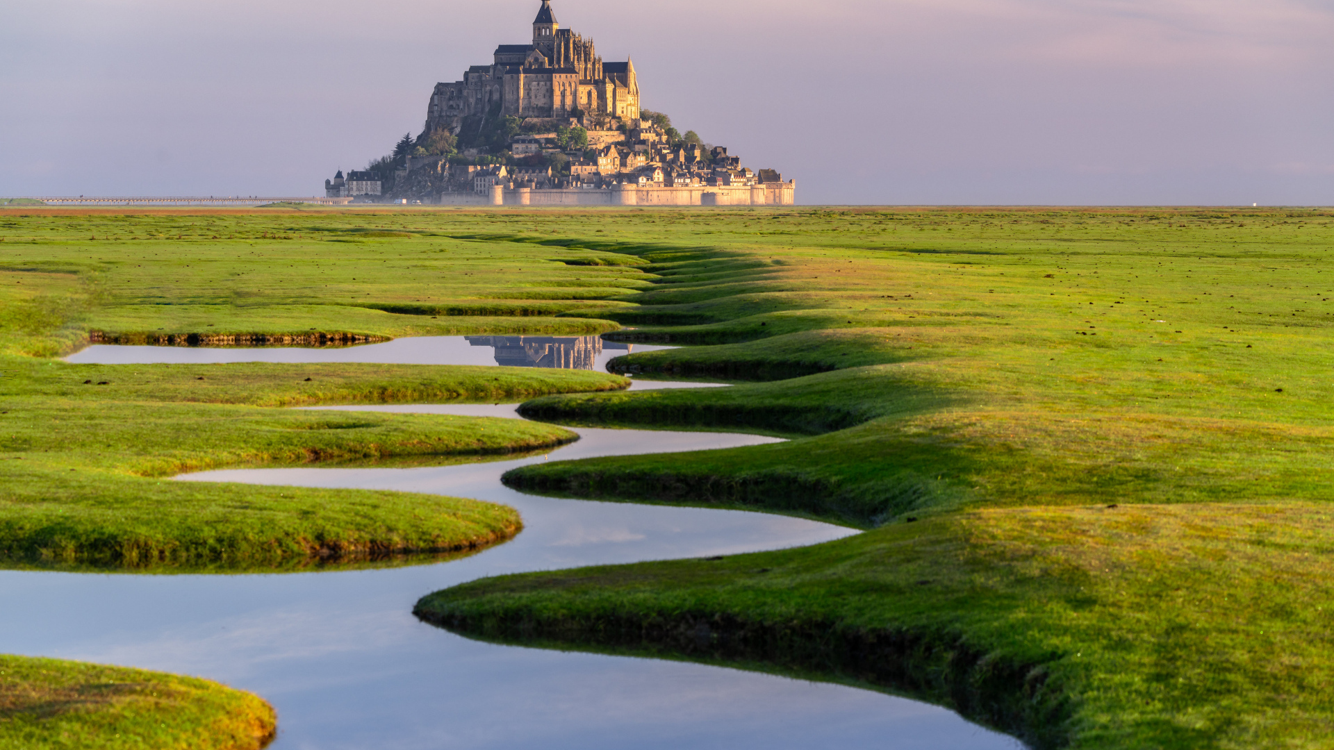 Ручей на фоне крепости с замком, Франция