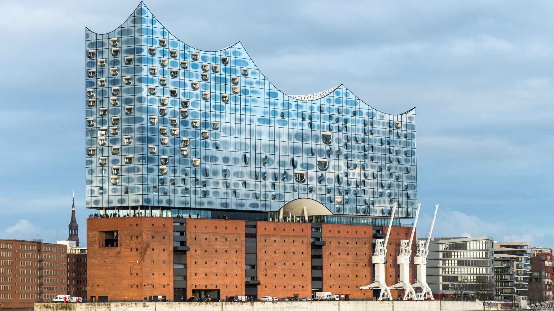 Красивое необычное здание в городе Гамбург