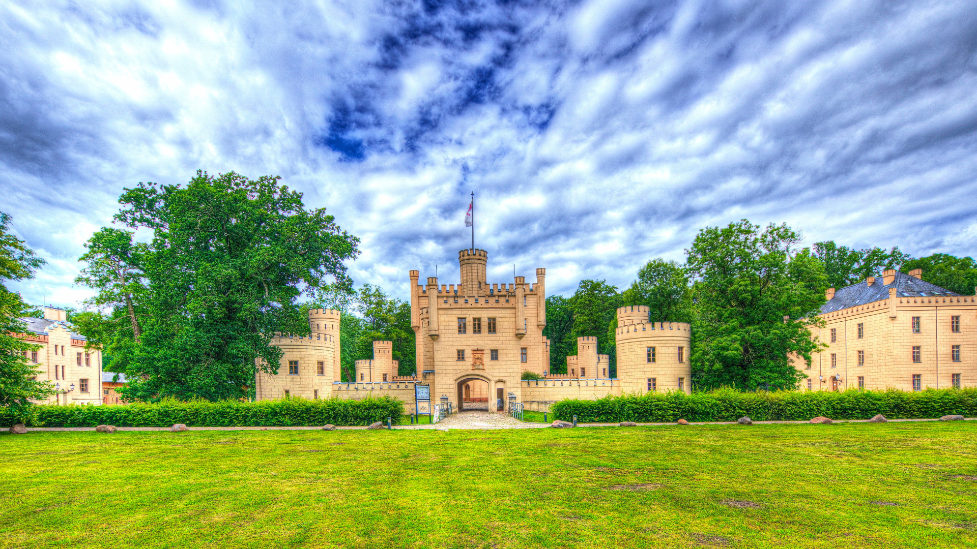 Замок под красивым небом летом, Лецлинген. Германия