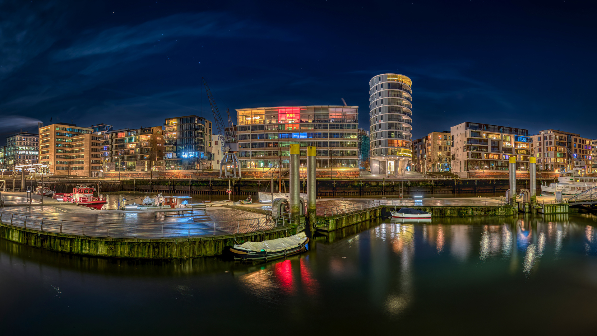 Дома у причала в городе Гамбург, Германия