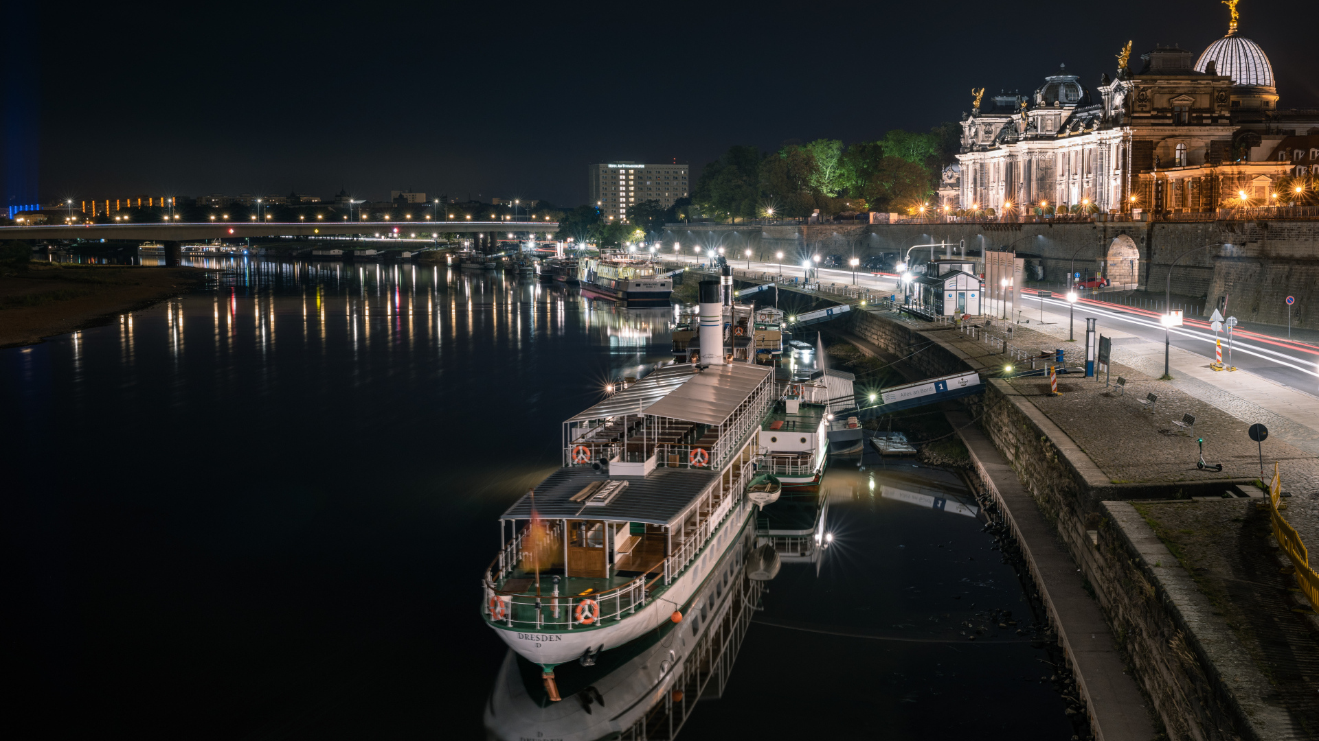 Речные суда у причала города Дрезден ночью, Германия