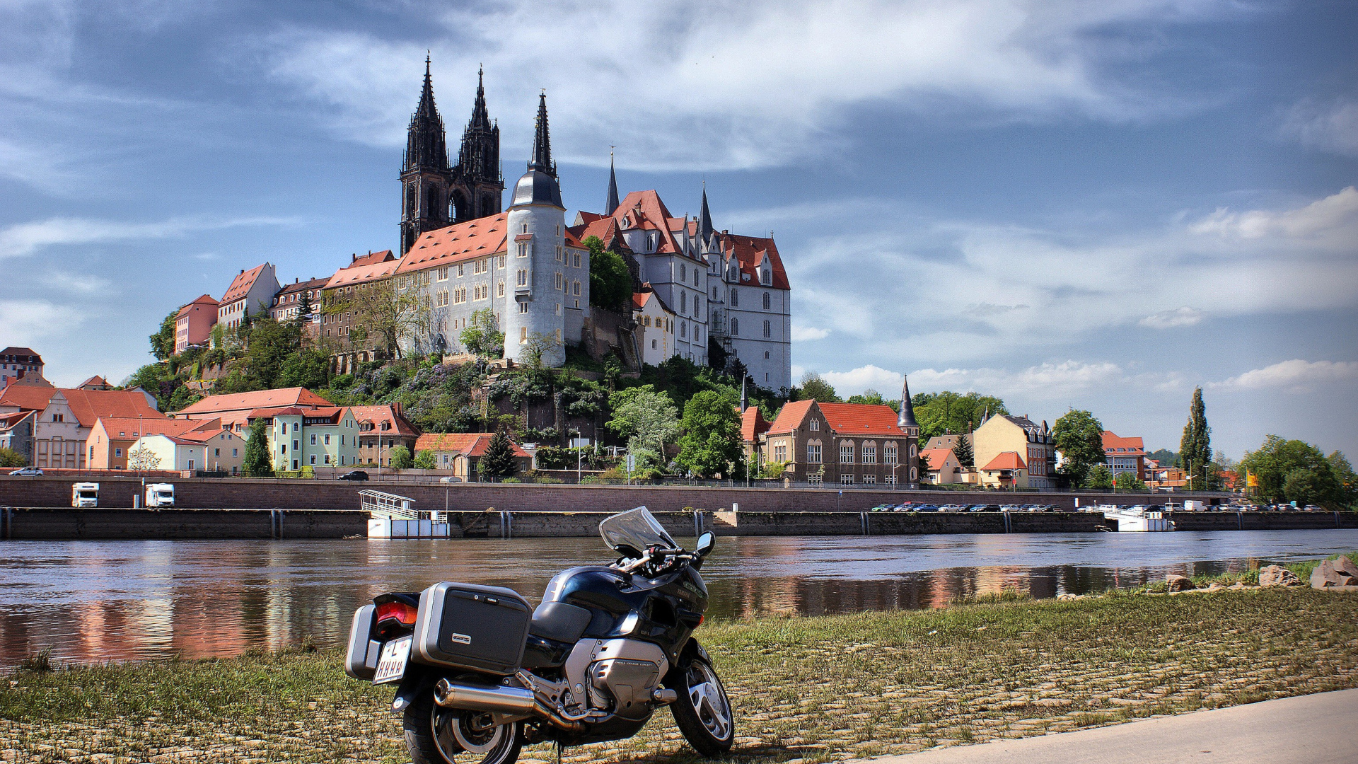 Башни замка Альбрехтсбург у реки, Германия