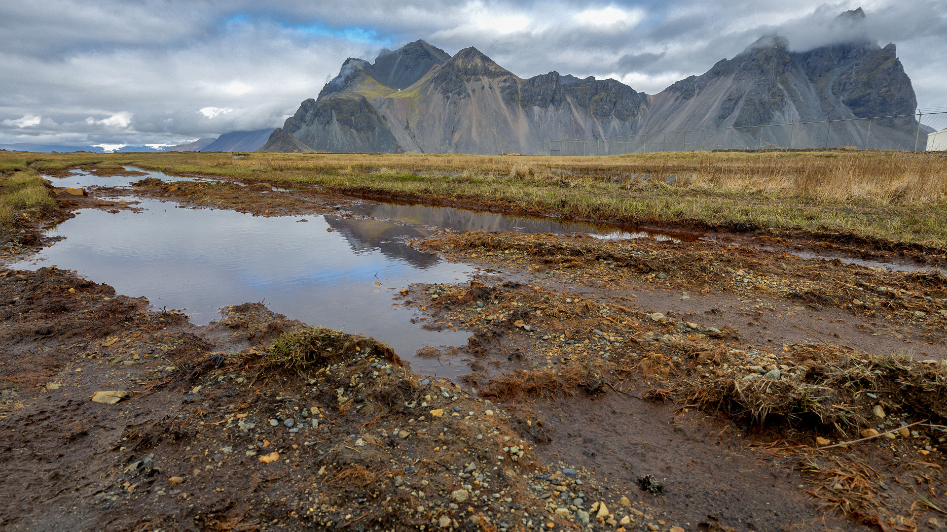 Вода у гор под пасмурным небом Исландии