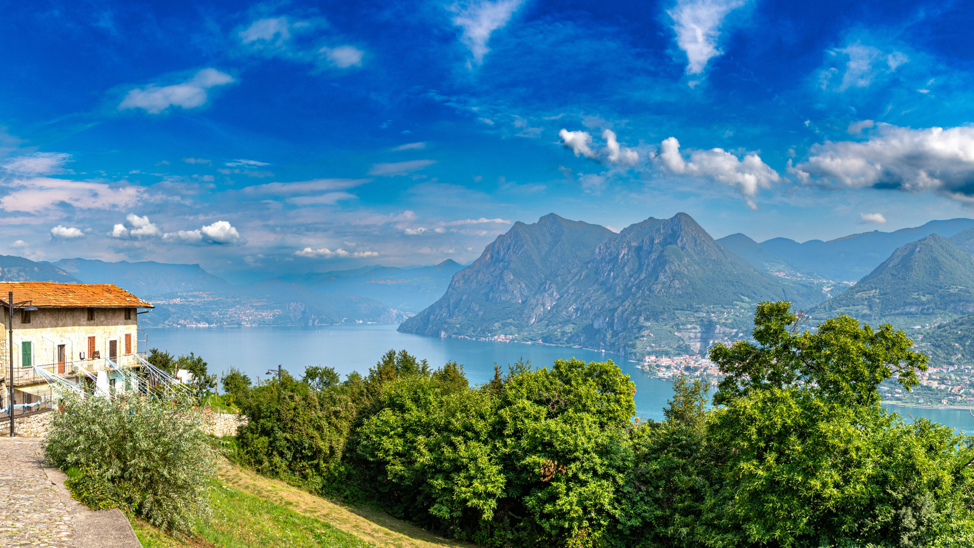 Красивый вид на озеро и горы под голубым небом, Италия