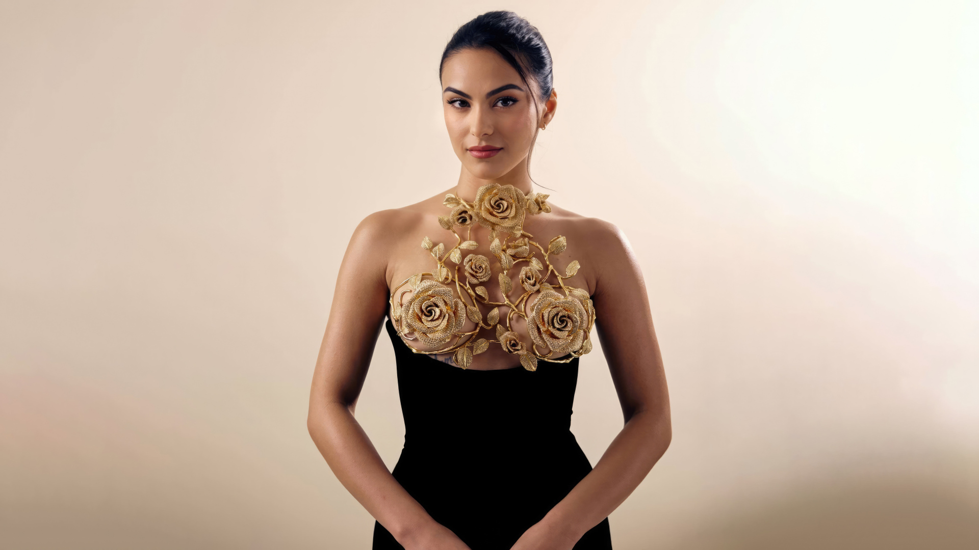 Актриса Камила Мендес в красивом платье с узором