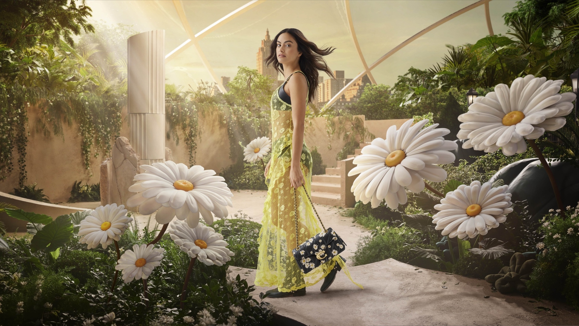 Актриса Камила Мендес в платье около ромашек