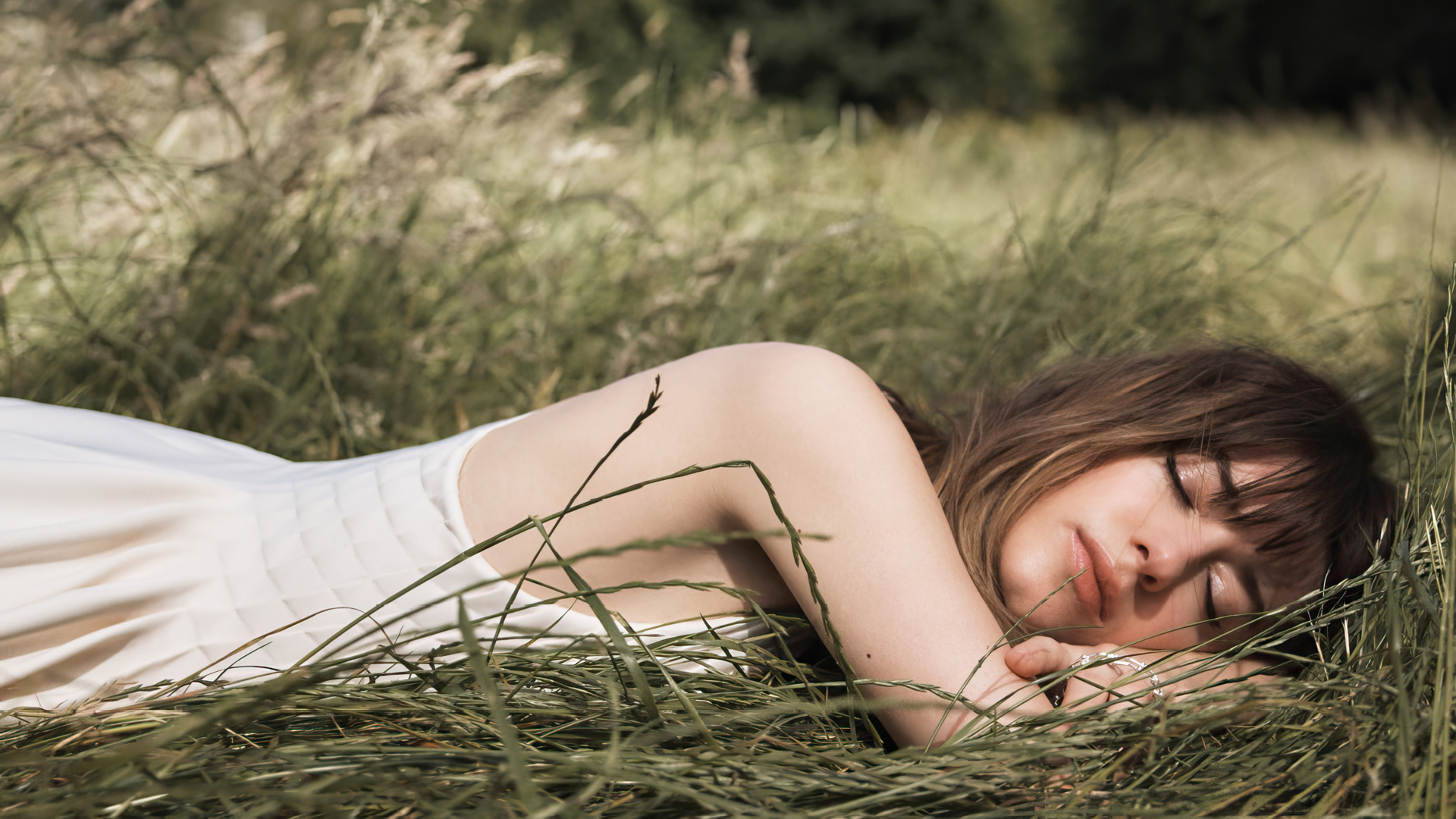 Актриса Дейзи Эдгар-Джонс лежит в зеленой траве