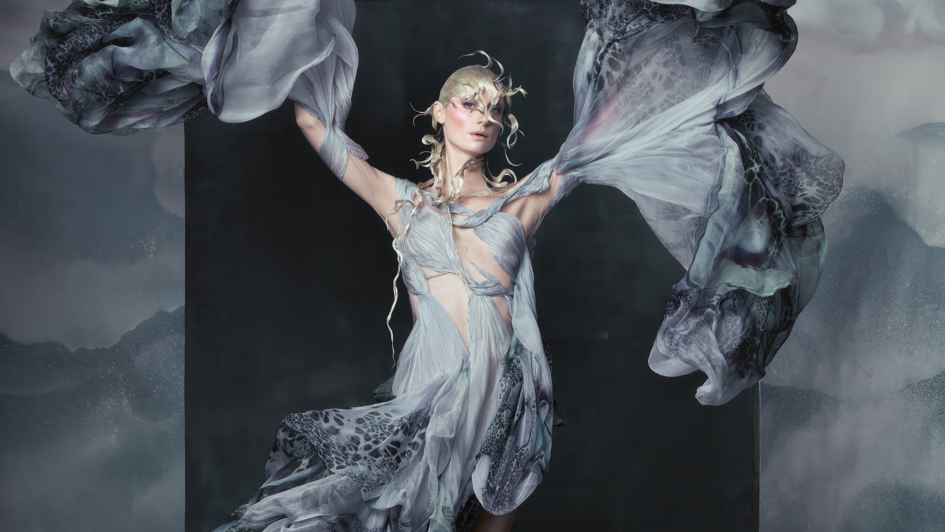 Актриса Элизабет Дебики в красивом сером платье