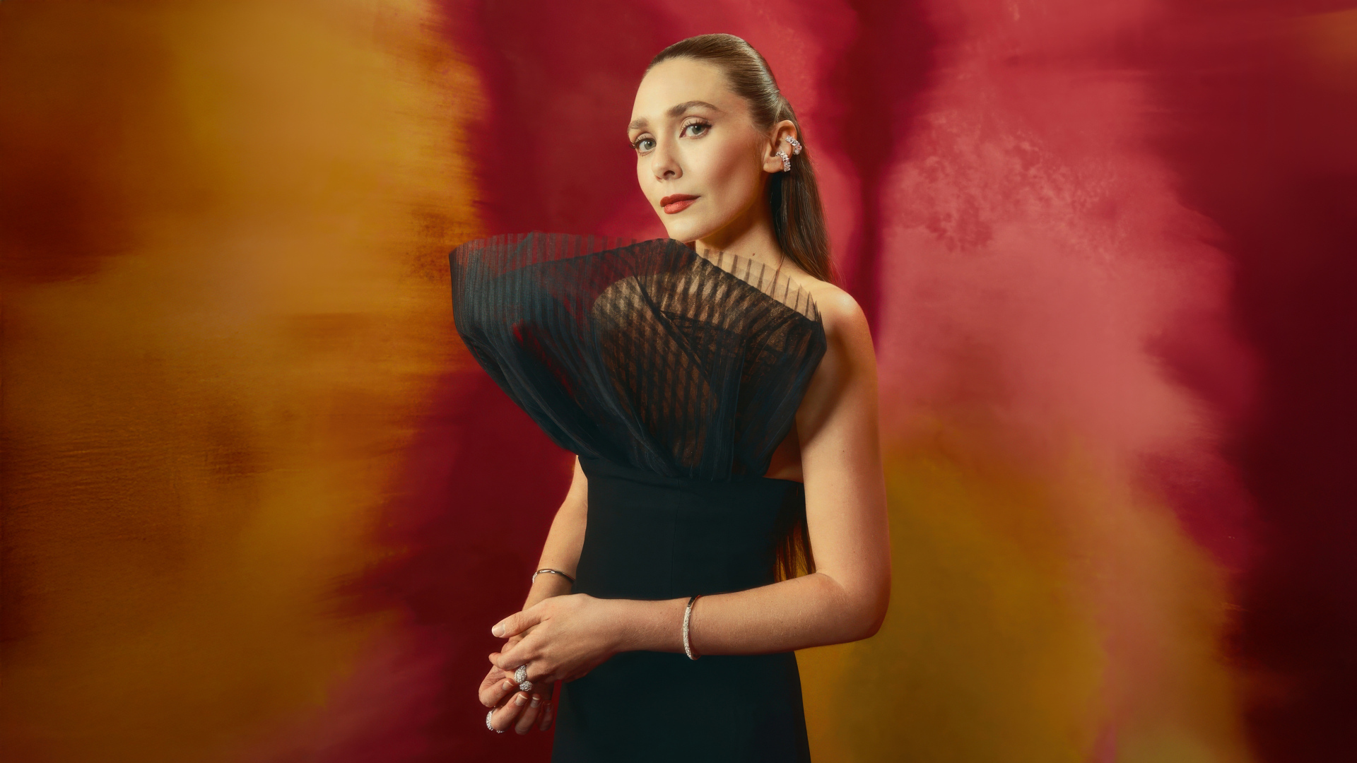 Актриса Элизабет Олсен в необычном черном платье