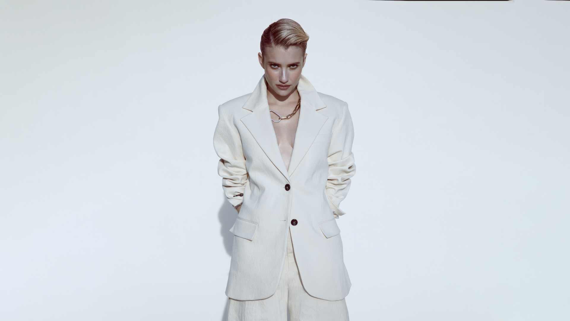 Актриса Эмма Робертс в стильном белом костюме