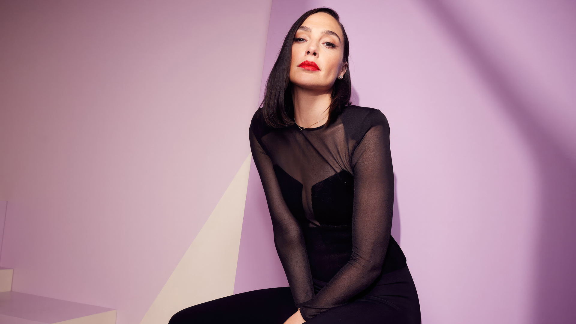 Актриса Галь Гадот на сиреневом фоне