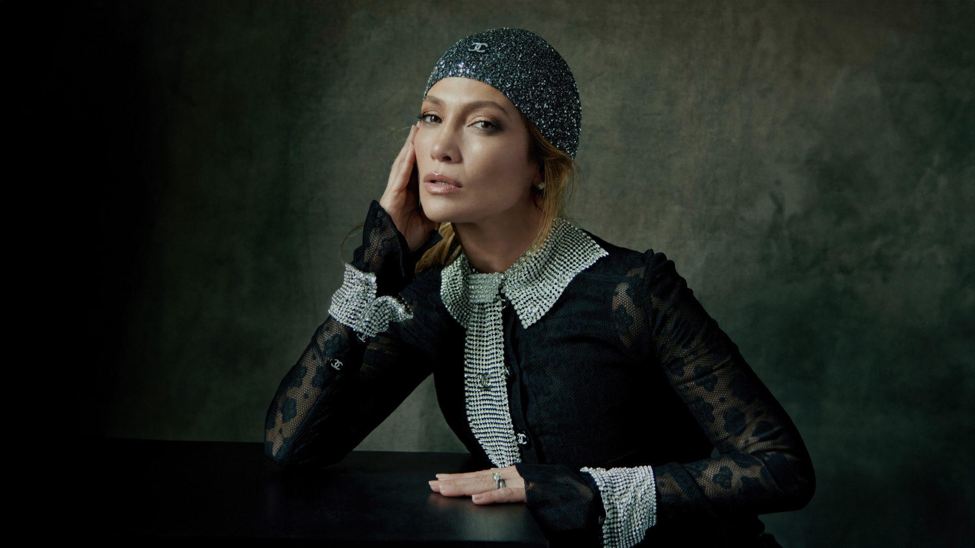 Актриса Дженнифер Лопес в блестящей шапке