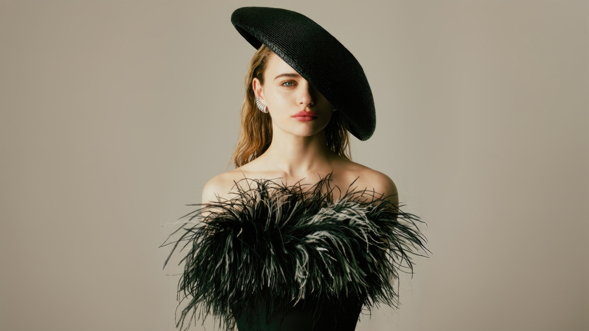 Актриса Джоуи Кинг в шляпе