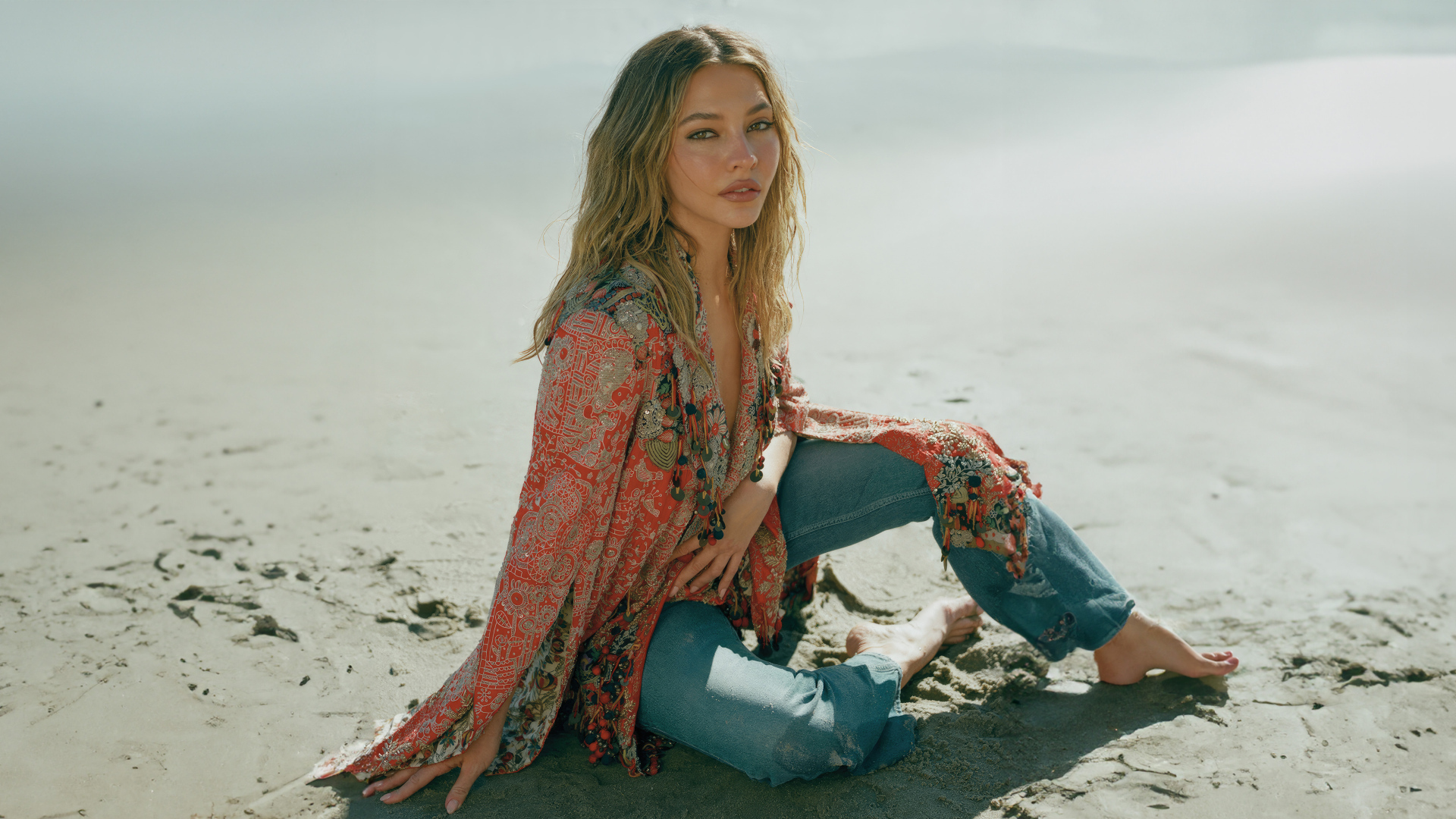 Актриса Мэдлин Клайн сидит на песке