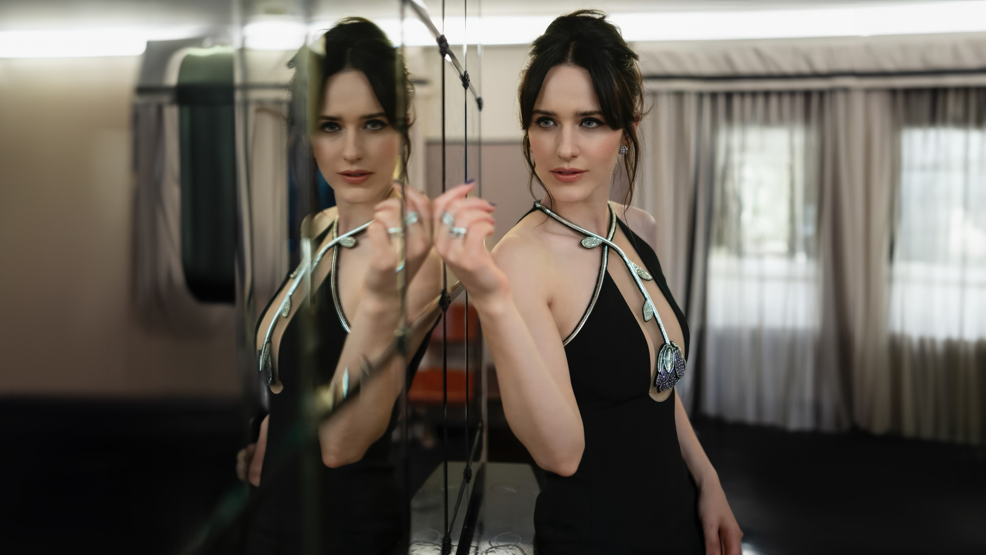 Актриса Рэйчел Броснахэн смотрит на свое отражение