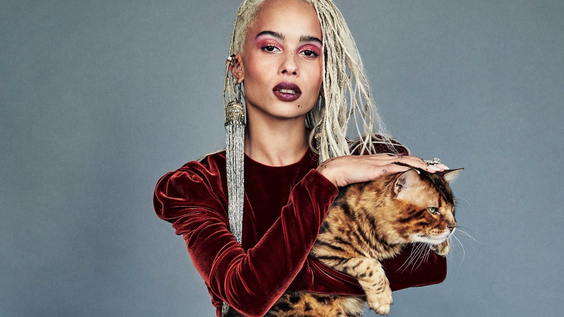 Актриса Зои Кравиц с котом в руках