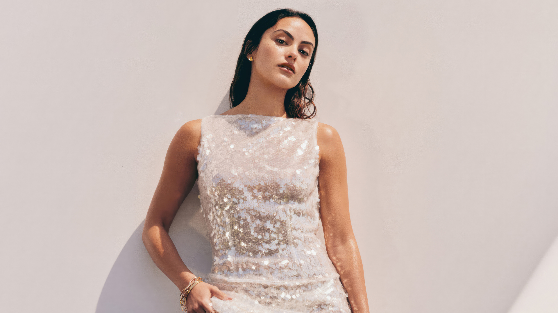 Американская актриса Камила Мендес в блестящем платье