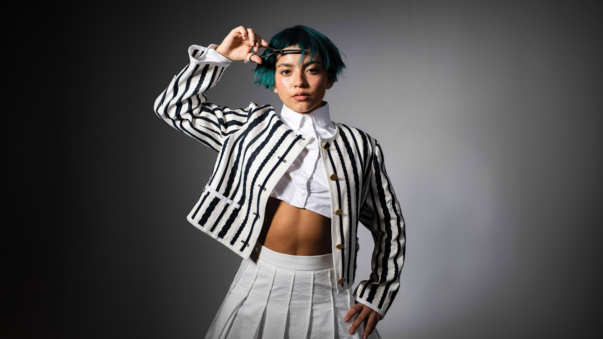 Американская актриса Изабела Мерсед с зелеными волосами на сером фоне