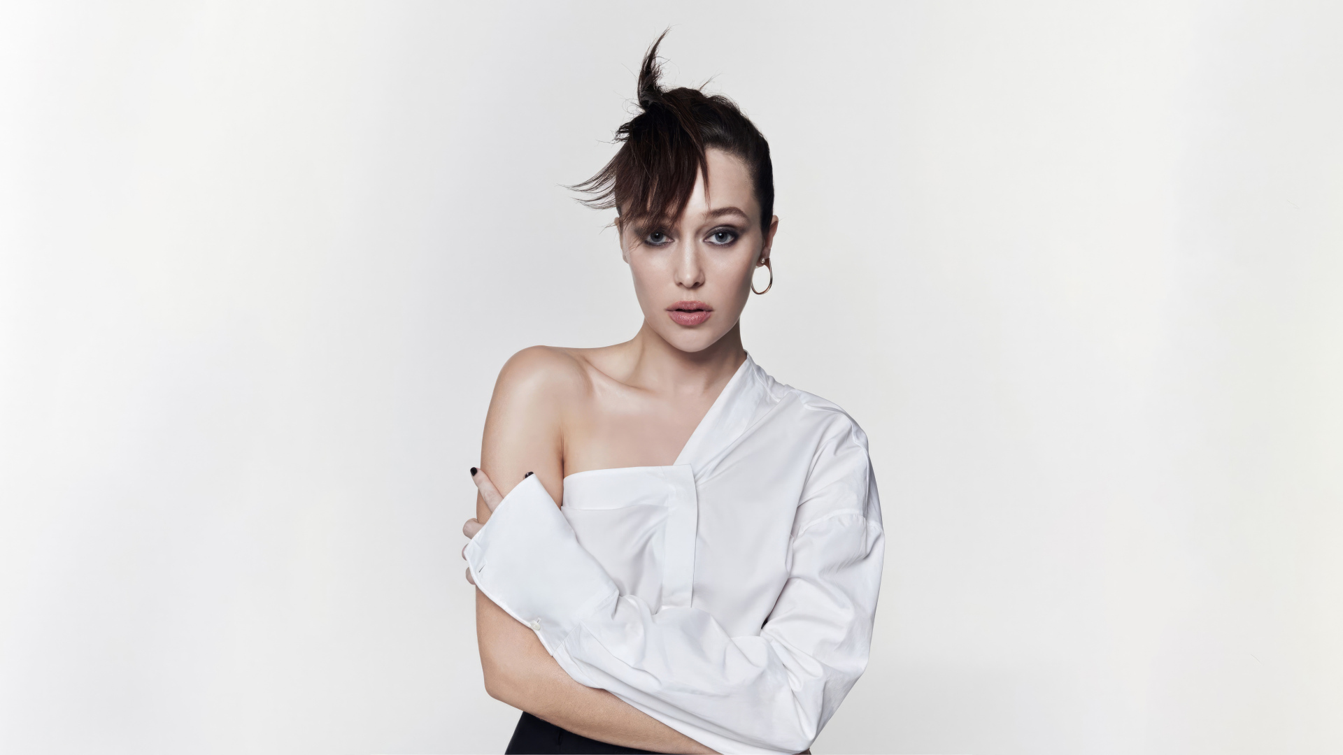 Австралийская актриса Алиша Дебнем-Кэри в белой рубашке