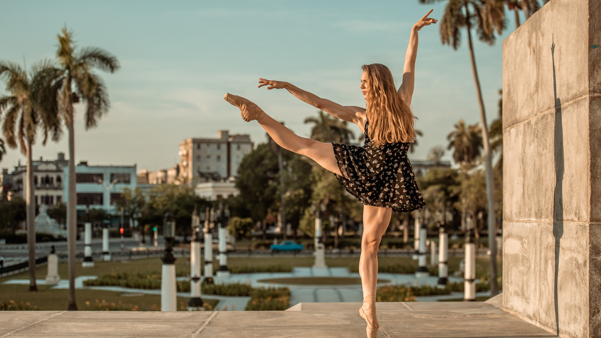 Балерина в лучах солнца у стены